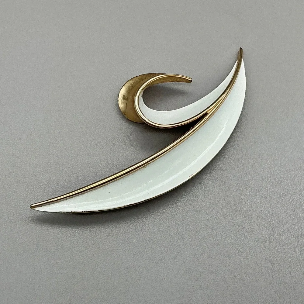 Trifari Brooch Women White Gold Tone Enamel Abstract Swirl Leaf Vintage Jewelry